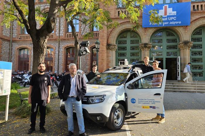 Un vehicle equipat amb sensors òptics per recollir dades del trànsit
