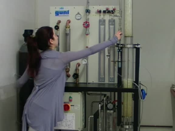 Absorció de gasos en planta pilot: 2. Experiment per mesurar les pèrdues de pressió en la columna amb aire