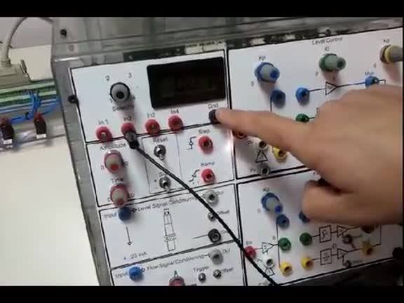 Connexionat per enviar/mesurar senyals des del panell analògic al laboratori de Control Industrial