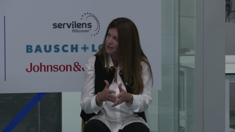 Micrófono abierto con los laboratorios de contactología: Alcon y CooperVision. Coordinado por Enric González (UPC)